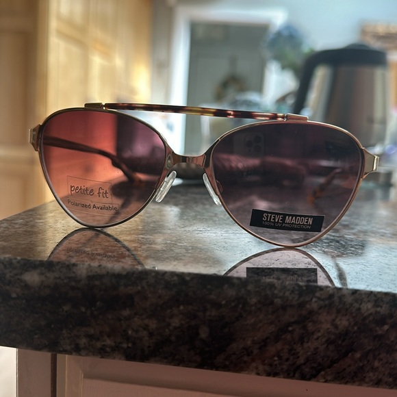 NWT - Steve Madden Sunglasses - Opthalmic quality - can be used for an rx - Picture 3 of 5